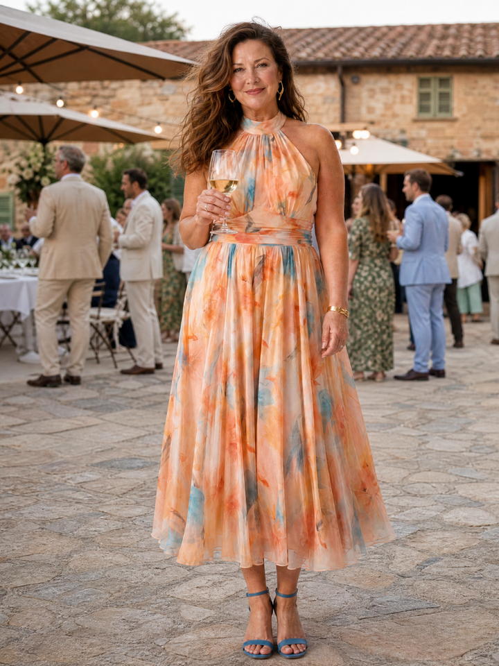 Accessori abbinati all'abito midi halter multicolore su una superficie neutra, suggerendo opzioni di styling.