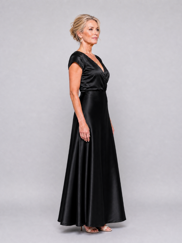 Abito maxi Zara oro rosa appeso, per apprezzare la forma e il taglio raffinato del vestito.